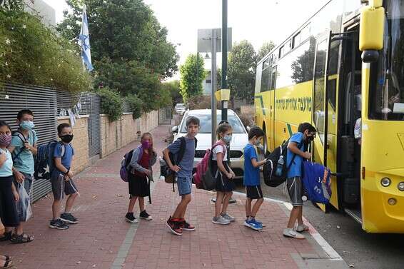 ילדים עולים להסעה במושב צפריה, היום